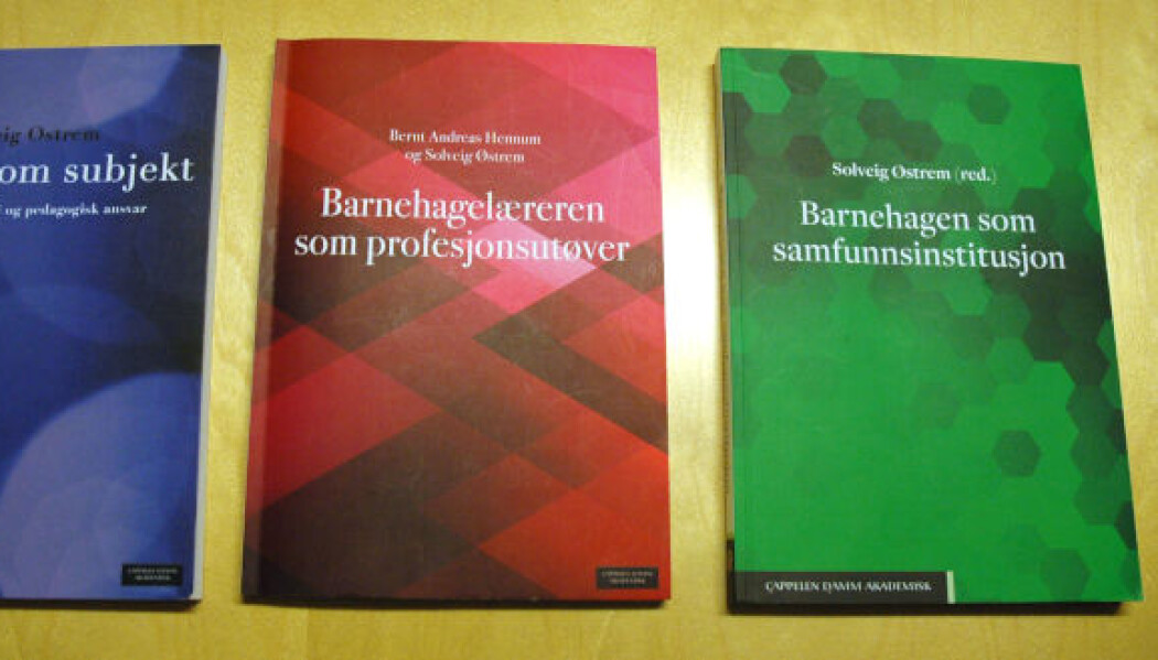 Boka Barnehagen som samfunnsinstitusjon kan sees som tredje bok i en serie om barnehagen. Det startet i 2012 da Østrem skrev en blå bok om barnet, en rød bok om barnehagelæreren, og nå en grønn bok om barnehagen som samfunnsinstitusjon. (Foto: OsloMet) Boka Barnehagen som samfunnsinstitusjon kan sees som tredje bok i en serie om barnehagen. Det startet i 2012 da Østrem skrev en blå bok om barnet, en rød bok om barnehagelæreren, og nå en grønn bok om barnehagen som samfunnsinstitusjon. (Foto: OsloMet)