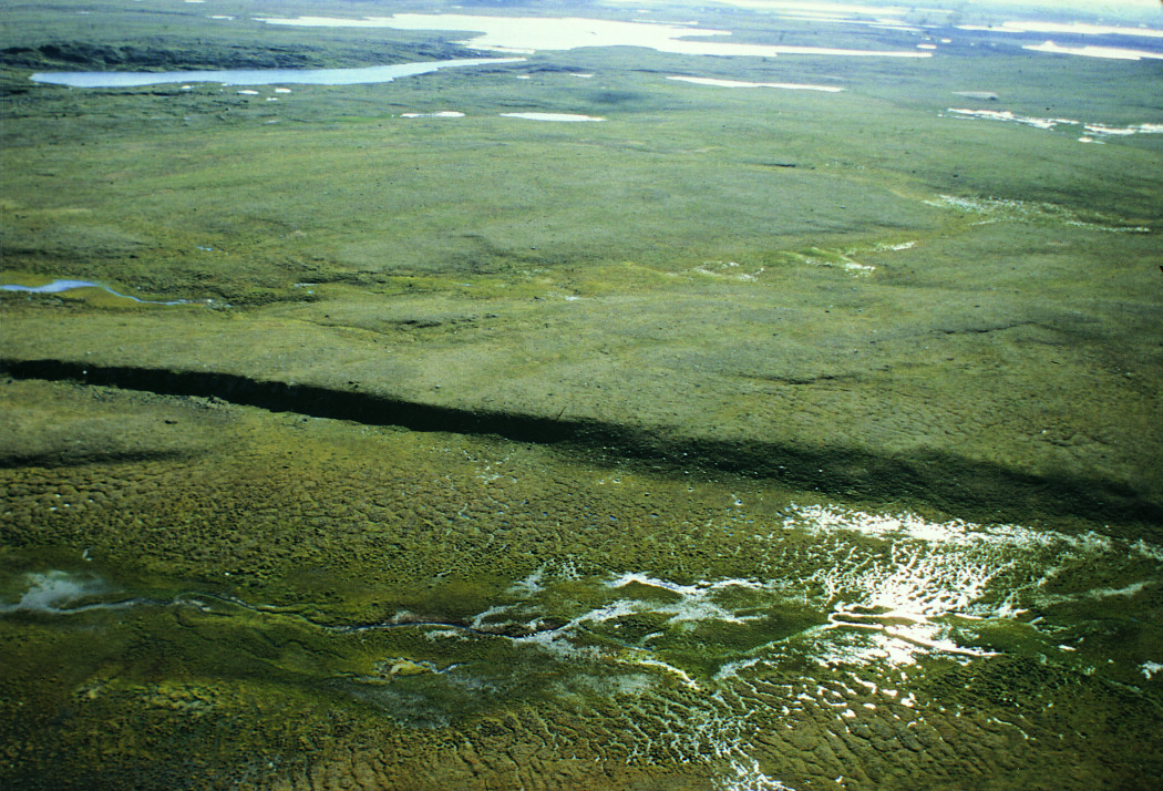 Stuoragurra-forkastningen i Masi er åtte mil lang og opptil sju meter høy, markert skrent i det flate landskapet på Finnmarksvidda. Den er et tydelig spor etter et kraftig jordskjelv som rammet Finnmark . (Foto: Odleiv Olesen) Stuoragurra-forkastningen i Masi er åtte mil lang og opptil sju meter høy, markert skrent i det flate landskapet på Finnmarksvidda. Den er et tydelig spor etter et kraftig jordskjelv som rammet Finnmark . (Foto: Odleiv Olesen)