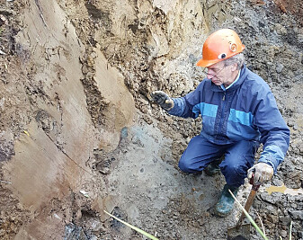 Forsker Lars Olsen i arbeid i Stuoragurra-forkastningen i august 2018. (Foto: John Dehls) Forsker Lars Olsen i arbeid i Stuoragurra-forkastningen i august 2018. (Foto: John Dehls)
