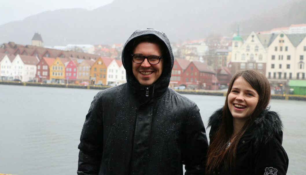 – Norge er perfekt, mener franske Chloé Bourhis. Hun og tyske Robert Wiemeyer er utvekslingsstudenter på NHH i Bergen våren 2017. (Foto: Runo Isaksen/SIU) – Norge er perfekt, mener franske Chloé Bourhis. Hun og tyske Robert Wiemeyer er utvekslingsstudenter på NHH i Bergen våren 2017. (Foto: Runo Isaksen/SIU)