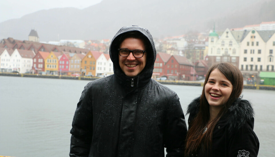 – Norge er perfekt, mener franske Chloé Bourhis. Hun og tyske Robert Wiemeyer er utvekslingsstudenter på NHH i Bergen våren 2017. (Foto: Runo Isaksen/SIU)