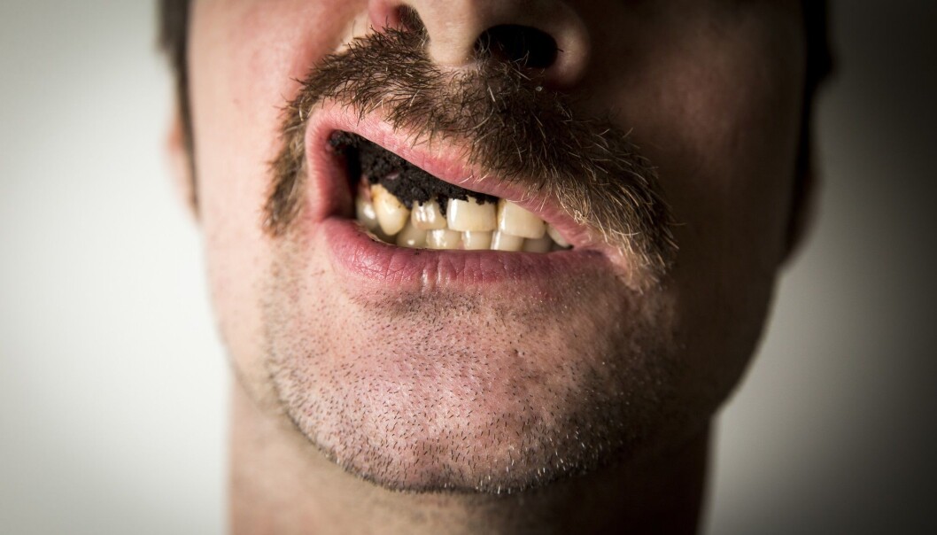 Andelen som røyker har vært ganske stabil de siste årene, men bruken av snus har økt. Det er fortsatt vanligere å røyke enn å bruke snus hver dag. (Foto: Erlend Aas / NTB scanpix) Andelen som røyker har vært ganske stabil de siste årene, men bruken av snus har økt. Det er fortsatt vanligere å røyke enn å bruke snus hver dag. (Foto: Erlend Aas / NTB scanpix)