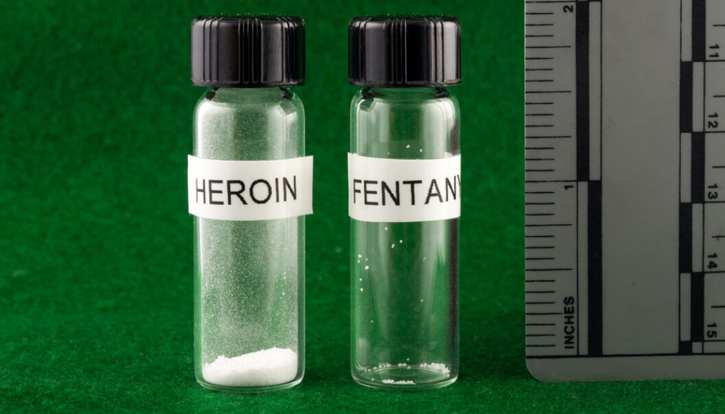 Til venstre er en dødelig dose heroin, til høyre en ser du en dødelig dose med fentanyl. (Foto: New Hampshire State Police / Oslo Universitetssykehus / NTB scanpix) Til venstre er en dødelig dose heroin, til høyre en ser du en dødelig dose med fentanyl. (Foto: New Hampshire State Police / Oslo Universitetssykehus / NTB scanpix)