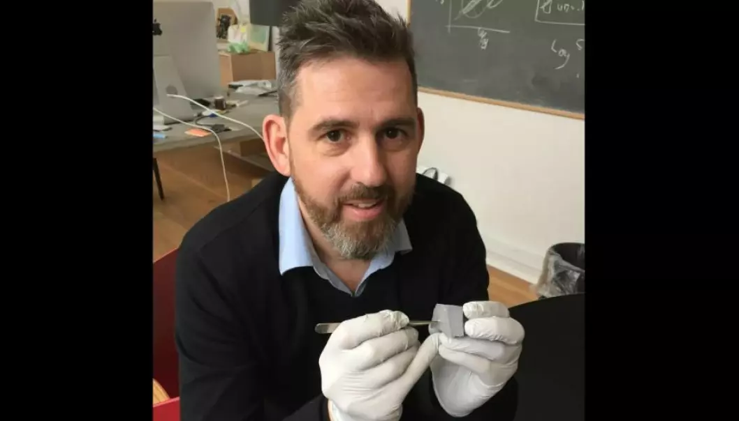 Meteorittforsker Martin Bizzarro har fått fingrene i en av de mest berømte og kostbare meteorittene fra Mars. Meteoritten skiller seg blant annet fra andre Mars-meteoritter ved å inneholde fragmenter av planetens tidligste skorpe – som Bizzarro peker på her.  (Foto: lånt ut av Martin Bizzarro)