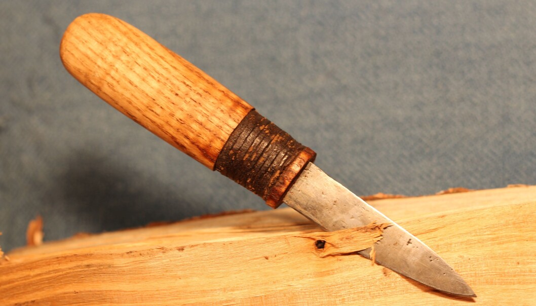 I vikingtiden var det sannsynligvis normalt for de små å arbeide med skarpe kniver, mener arkeologer. Her en kopi av en kniv fra et «skolebarn» fra vikingtiden. (Foto: Michael Nielsen) I vikingtiden var det sannsynligvis normalt for de små å arbeide med skarpe kniver, mener arkeologer. Her en kopi av en kniv fra et «skolebarn» fra vikingtiden. (Foto: Michael Nielsen)