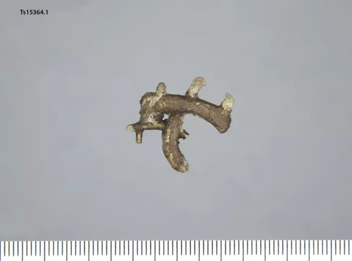 Figur 2: Fragment av urnesspenne fra Meløy kommune. Foto: Tromsø Museum - Universitetsmuseet. Fotograf: Yang Sook Koh.