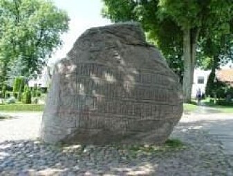 Harald Blåtann er kjent for å være den første kongen som samlet Danmark som ett rike – noe han framhever på den berømte Jelling-steinen. (Foto: Jürgen Howaldt) Harald Blåtann er kjent for å være den første kongen som samlet Danmark som ett rike – noe han framhever på den berømte Jelling-steinen. (Foto: Jürgen Howaldt)