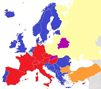 Landene i blått tekster. De som er merket i rødt dubber. Landene som er markert i gult bruker voice-over, det vil si at stemmeskuespillere snakker oppå det originale lydsporet. I de oransje landene er det en blanding. (Figur: Häsk/Wikipedia)