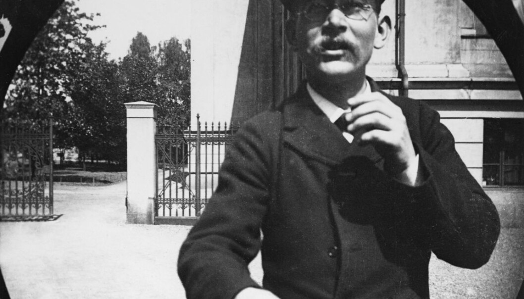 Kristian Birkeland fotografert med såkalt spionkamera. (Foto: Carl Størmer/Oslo Museum - CC BY-SA 4.0) Kristian Birkeland fotografert med såkalt spionkamera. (Foto: Carl Størmer/Oslo Museum - CC BY-SA 4.0)