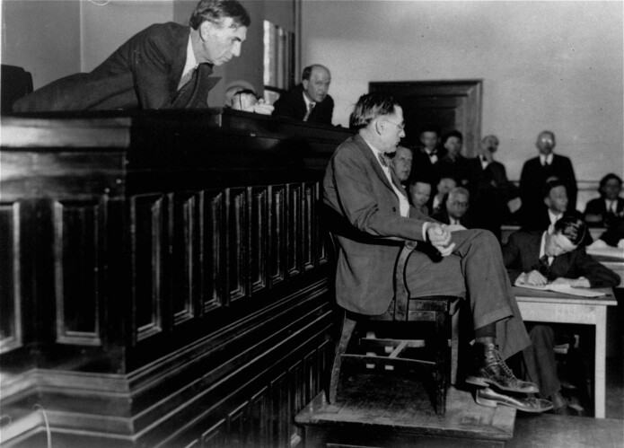 Dommer James E. Horton lener seg engasjert frem mot legen som vitner i rettssaken mot de ni guttene. Han hadde undersøkt kvinnene som hevdet at de var voldtatt, uten å finne medisinske tegn til overgrep. (Foto: AP-foto/NTB Scanpix) Dommer James E. Horton lener seg engasjert frem mot legen som vitner i rettssaken mot de ni guttene. Han hadde undersøkt kvinnene som hevdet at de var voldtatt, uten å finne medisinske tegn til overgrep. (Foto: AP-foto/NTB Scanpix)