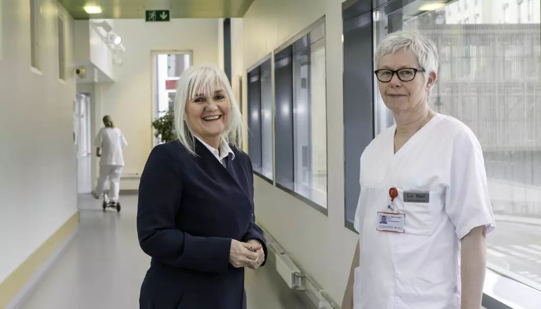 – Sykepleierens rolige hånd kan også ha stor effekt på pasienten, sier forskningsingeniør Nina Vanvik Hansen i Sintef (t.v). Her er hun sammen med spesialsykepleier Liv Mari Graffer Bye. (Foto: Unni Skoglund)
