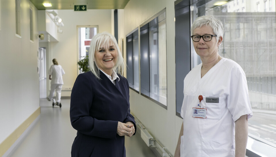 – Sykepleierens rolige hånd kan også ha stor effekt på pasienten, sier forskningsingeniør Nina Vanvik Hansen i Sintef (t.v). Her er hun sammen med spesialsykepleier Liv Mari Graffer Bye. (Foto: Unni Skoglund)