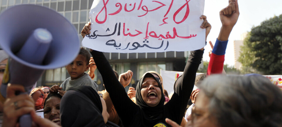 Kvinner demonstrerer i Kairo i 2013. Hvordan skal man egentlig yte motstand under et autoritært styre? (Foto: Mohamed Abd El Ghany, Reuters, NTB scanpix)