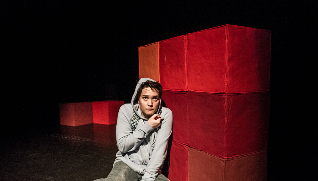 Frank Kjosås spiller en autistisk person i stykket «Det merkelege som hende med hunden den natta» på Det Norske Teater. (Foto: Dag Jenssen, Det norske teatret) Frank Kjosås spiller en autistisk person i stykket «Det merkelege som hende med hunden den natta» på Det Norske Teater. (Foto: Dag Jenssen, Det norske teatret)