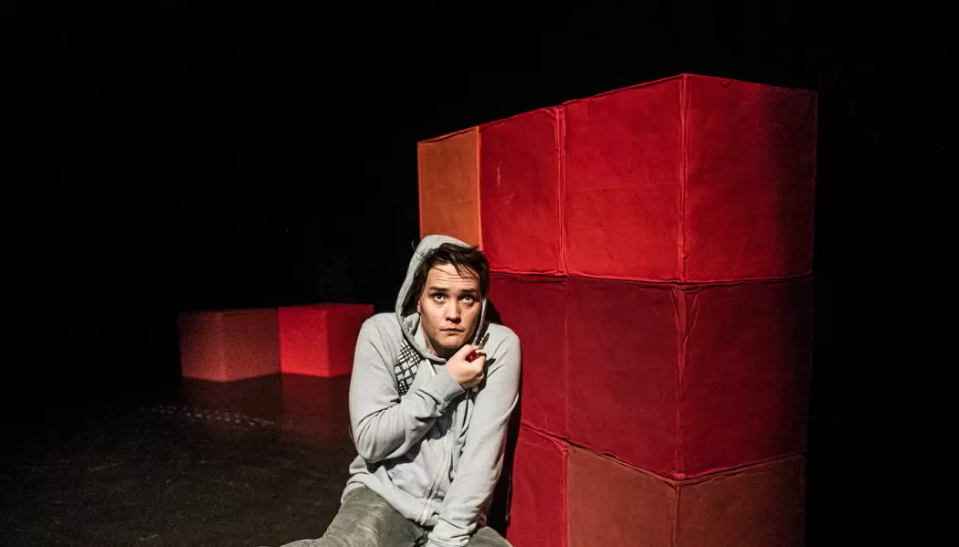 Frank Kjosås spiller en autistisk person i stykket «Det merkelege som hende med hunden den natta» på Det Norske Teater. (Foto: Dag Jenssen, Det norske teatret)