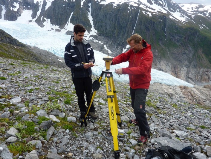 Paul and Hallgeir use a laser skanner to measure accurately the glacier surface. Foto: Miriam Jackson Paul and Hallgeir use a laser skanner to measure accurately the glacier surface. Foto: Miriam Jackson