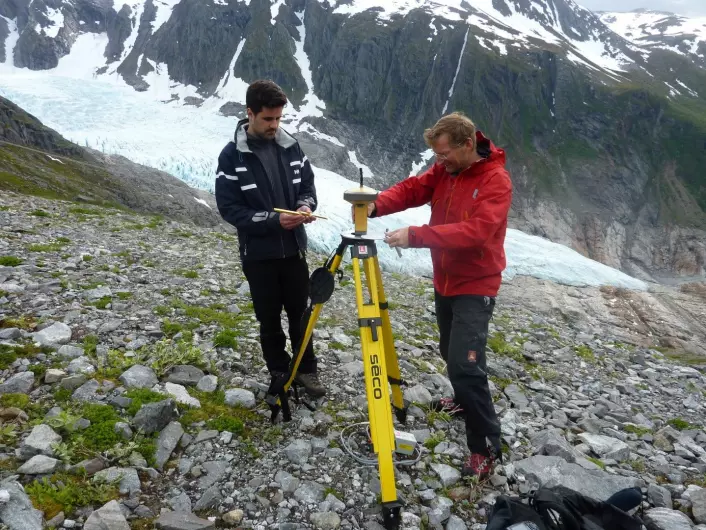 Paul and Hallgeir use a laser skanner to measure accurately the glacier surface. Foto: Miriam Jackson