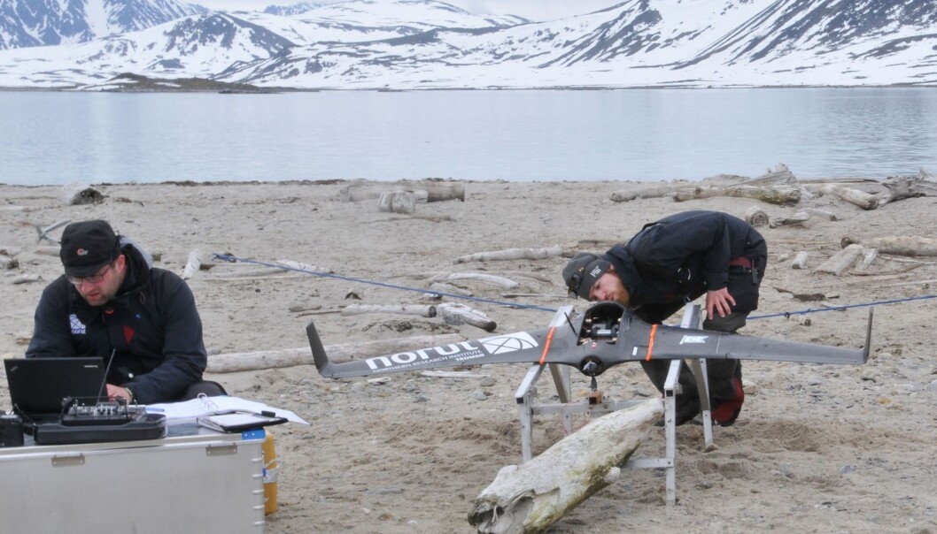 Norut-teamet klargjør dronen for take off. Dronen kan ta ekstremt detaljerte bilder, som gjør det mulig å overvåke selv små detaljer i landskapet. (Foto: Elin Rose Myrvoll, NIKU) Norut-teamet klargjør dronen for take off. Dronen kan ta ekstremt detaljerte bilder, som gjør det mulig å overvåke selv små detaljer i landskapet. (Foto: Elin Rose Myrvoll, NIKU)
