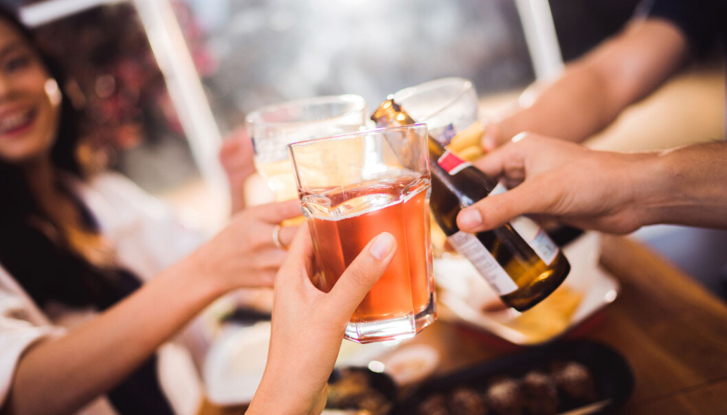 Folks alkoholvaner er kartlagt i Den europeiske samfunnsundersøkelsen. Alkoholkonsumet i de europeiske landene varierer veldig. Menn drikker nesten dobbelt så mange alkoholenheter som kvinner, og damer i Israel og Sentral- og Øst-Europa drikker aller minst. (Foto: Shutterstock / NTB scanpix) Folks alkoholvaner er kartlagt i Den europeiske samfunnsundersøkelsen. Alkoholkonsumet i de europeiske landene varierer veldig. Menn drikker nesten dobbelt så mange alkoholenheter som kvinner, og damer i Israel og Sentral- og Øst-Europa drikker aller minst. (Foto: Shutterstock / NTB scanpix)