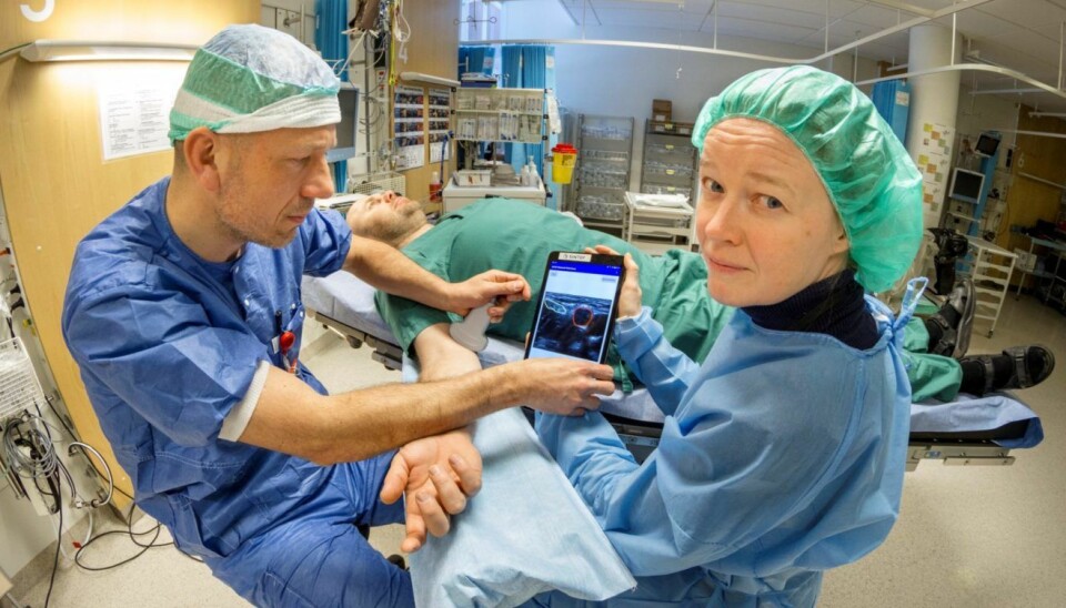 Anestesilege Kaj Fredrik Johansen og Sintef-forsker Ingerid Reinertsen tester ut løsningen på en pasient ved St. Olavs Hospital. (Foto: Thor Nielsen/Sintef)
