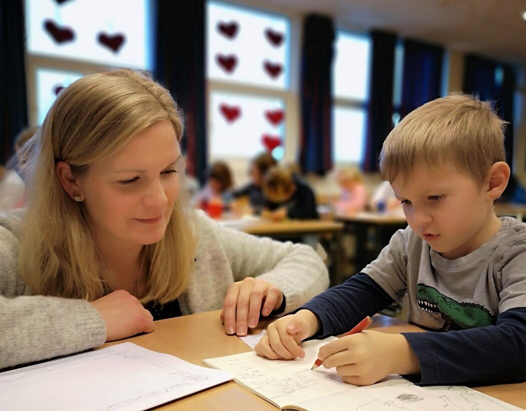 Jon Henrik Kristensen og de andre elevene i 1A har skrevet meningsfulle tekster fra første dag. Det er en viktig del av skriveopplæringen, mener lærer Stine Nygård. (Foto: Elisabeth Rongved) Jon Henrik Kristensen og de andre elevene i 1A har skrevet meningsfulle tekster fra første dag. Det er en viktig del av skriveopplæringen, mener lærer Stine Nygård. (Foto: Elisabeth Rongved)