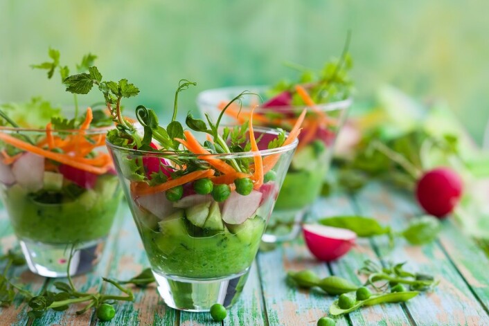 Raw food går ut på å spise mat som ikke er varmebehandlet. Mange legger også vekt på at maten skal være økologisk. Men er det egentlig noe sunt for oss mennesker? (Foto: sarsmis, Shutterstock, NTB scanpix) Raw food går ut på å spise mat som ikke er varmebehandlet. Mange legger også vekt på at maten skal være økologisk. Men er det egentlig noe sunt for oss mennesker? (Foto: sarsmis, Shutterstock, NTB scanpix)