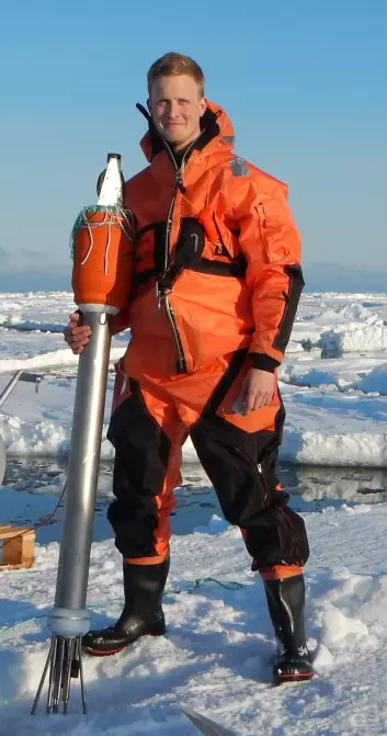 Achim Randelhoff har nylig fullført en doktorgrad ved Polarinstituttet/UiT med fokus på økosystemet under havisen i Arktis. (Foto: Arild Sundfjord)