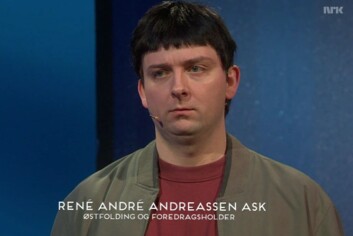 Martin Beyer-Olsen som østfoldingen René André Andreassen Ask, som forklarer «ekstremt kompliserte verdenssituasjonen med veldig enkelt språk.» (Foto: NRK) Martin Beyer-Olsen som østfoldingen René André Andreassen Ask, som forklarer «ekstremt kompliserte verdenssituasjonen med veldig enkelt språk.» (Foto: NRK)