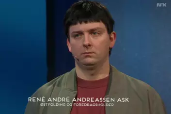 Martin Beyer-Olsen som østfoldingen René André Andreassen Ask, som forklarer «ekstremt kompliserte verdenssituasjonen med veldig enkelt språk.» (Foto: NRK)