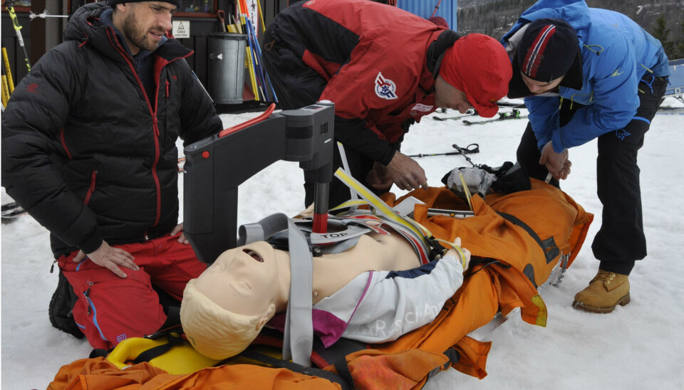 Hva er den beste akuttbehandlingen av alvorlig nedkjølte pasienter? Det skal teamet bak Mountainlab finne ut. Her fra forsøk i Hemsedal i år. (Foto: Martin Vaksdal)