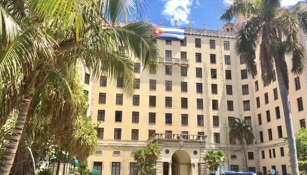 Det er vanskelig å finne trådløst nett mange steder i utlandet. I Havanna på Cuba må man gjerne på hotell for å få Wi-Fi for å sjekke nyheter og kople seg opp på sosiale medier uten å bli ruinert. Her på Hotell Nacional koster det 50 kroner for en times nettilgang. (Foto: Anne Lise Stranden/forskning.no) Det er vanskelig å finne trådløst nett mange steder i utlandet. I Havanna på Cuba må man gjerne på hotell for å få Wi-Fi for å sjekke nyheter og kople seg opp på sosiale medier uten å bli ruinert. Her på Hotell Nacional koster det 50 kroner for en times nettilgang. (Foto: Anne Lise Stranden/forskning.no)