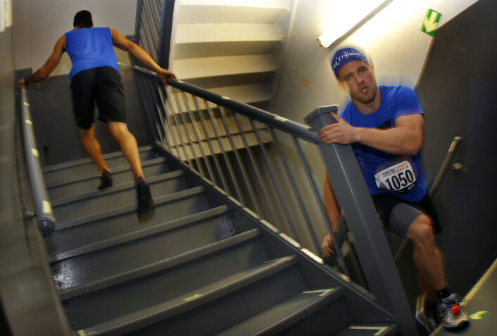 To av deltakerne i trappeløpet Empire State Building Run-Up i 2012. Løpet går 320 meter rett til værs fordelt på 1576 trappetrinn. Rekorden er på 9 minutter og 33 sekunder, satt av australske Paul Crake i 2003. (Foto: Mike Segar, Reuters/NTB scanpix) To av deltakerne i trappeløpet Empire State Building Run-Up i 2012. Løpet går 320 meter rett til værs fordelt på 1576 trappetrinn. Rekorden er på 9 minutter og 33 sekunder, satt av australske Paul Crake i 2003. (Foto: Mike Segar, Reuters/NTB scanpix)