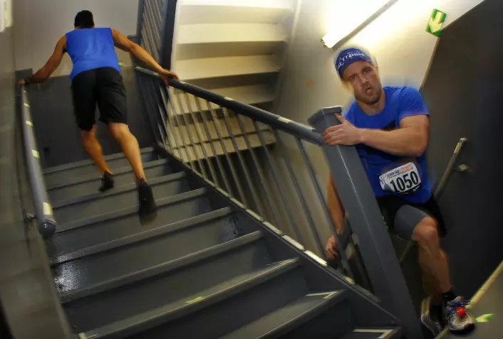 To av deltakerne i trappeløpet Empire State Building Run-Up i 2012. Løpet går 320 meter rett til værs fordelt på 1576 trappetrinn. Rekorden er på 9 minutter og 33 sekunder, satt av australske Paul Crake i 2003. (Foto: Mike Segar, Reuters/NTB scanpix)