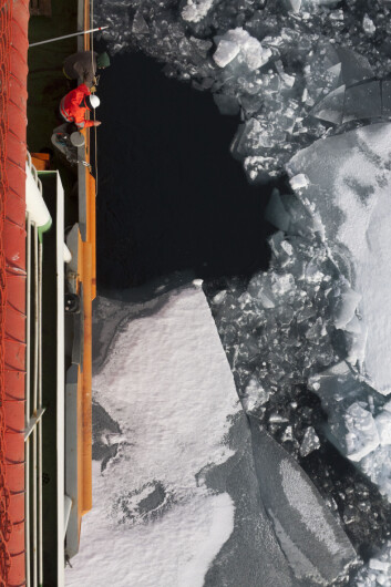 Hva skjuler seg i dypet? Forskere på jakt etter atlanterhavsvannet. (Foto: Ilona Goszczko) Hva skjuler seg i dypet? Forskere på jakt etter atlanterhavsvannet. (Foto: Ilona Goszczko)