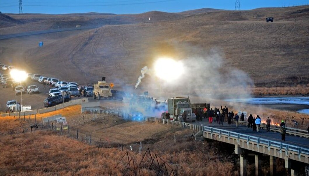 Ravna var under sitt forskningsopphold vitne til at lakotaer og andre som protesterte mot oljerørgata ved Standing Rock ble slått tilbake med tåregass og vannkanoner av politiet. (Foto: Øyvind Ravna) Ravna var under sitt forskningsopphold vitne til at lakotaer og andre som protesterte mot oljerørgata ved Standing Rock ble slått tilbake med tåregass og vannkanoner av politiet. (Foto: Øyvind Ravna)