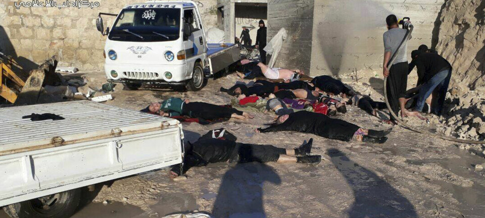 Ofre for det som antas å være et kjemisk angrep i småbyen Khan Sheikhun i Idlib nordvest i Syria. Bildet er levert av den opposisjonelle aktivistgruppa Edlib Media Center og er vurdert av AP som autentisk. (Foto: Edlib Media Center via AP, NTB scanpix)