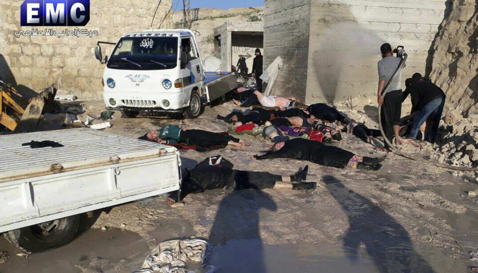 Ofre for det som antas å være et kjemisk angrep i småbyen Khan Sheikhun i Idlib nordvest i Syria. Bildet er levert av den opposisjonelle aktivistgruppa Edlib Media Center og er vurdert av AP som autentisk. (Foto: Edlib Media Center via AP, NTB scanpix)