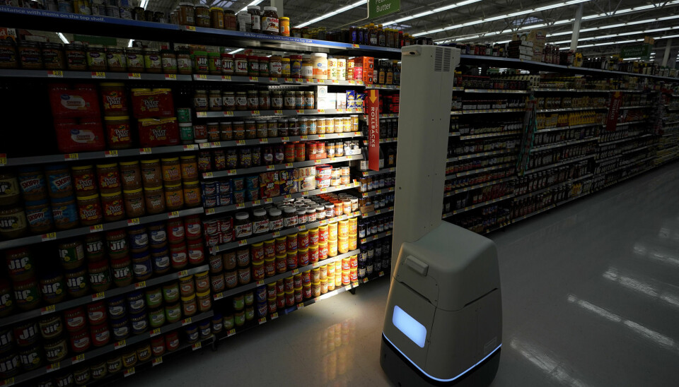 Roboten Marty vasker gulvet i et supermarked i Harrisburg i delstaten Pennsylvania. Ifølge en ny rapport vil en firedel av arbeidsplassene i USA stå i fare for å rammes når bruken av roboter og kunstig intelligens brer om seg. (Foto: Matt Rourke / AP / NTB scanpix)