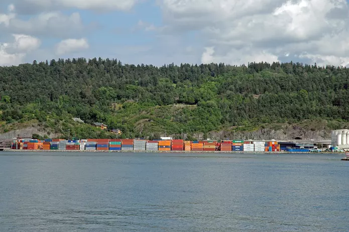 Utbygging, som her på Sjursøya, gjør at artenes leveområder blir stadig mindre og mer isolert fra hverandre. Det tåler spesialiserte arter dårlig. (Foto: Anders Endrestøl)