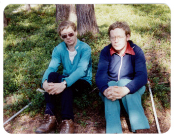 Tvillingene fortsatte å gå lange turer i skogen, selv etter at de begynte å bruke krykker. Ble de slitne, tok de en pause i lyngen. Bildet er tatt i 1991. Først i 2006 måtte Tor og Bjørn Olsen legge vekk krykkene og bruke rullestol. (Foto: Privat) Tvillingene fortsatte å gå lange turer i skogen, selv etter at de begynte å bruke krykker. Ble de slitne, tok de en pause i lyngen. Bildet er tatt i 1991. Først i 2006 måtte Tor og Bjørn Olsen legge vekk krykkene og bruke rullestol. (Foto: Privat)