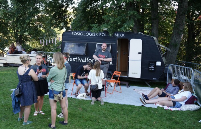 Forskerne fra fagfellesskapet Sosiologisk poliklinikk intervjuet fornøyde festivaldeltakere på Pstereofestivalen 2015. De burde også snakket med dem som ikke trives på festival, mener forsker Olaf Aagedal. (Foto: Aksel Tjora) Forskerne fra fagfellesskapet Sosiologisk poliklinikk intervjuet fornøyde festivaldeltakere på Pstereofestivalen 2015. De burde også snakket med dem som ikke trives på festival, mener forsker Olaf Aagedal. (Foto: Aksel Tjora)