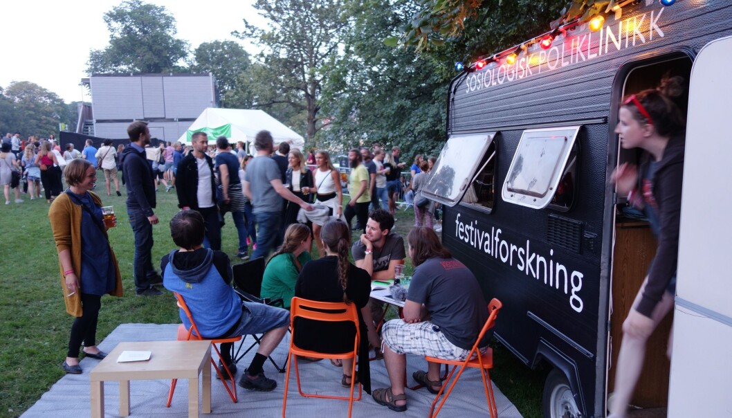 Alkohol og det å være sammen bare for å være sammen er noe av det som skaper god stemning på festival, ifølge norske forskere. Her har de satt opp forskningsleir på Pstereofestivalen i Trondheim. (Foto: Aksel Tjora) Alkohol og det å være sammen bare for å være sammen er noe av det som skaper god stemning på festival, ifølge norske forskere. Her har de satt opp forskningsleir på Pstereofestivalen i Trondheim. (Foto: Aksel Tjora)