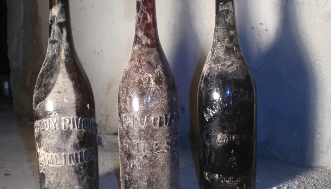 Funnstedet og flaskenes utseende fortalte forskerne at innholdet trolig ble tappet i tida rundt første verdenskrig.  (Foto: Brewing Institute, Praha)