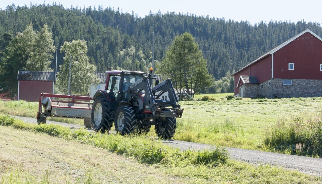 Mange bønder må kjøre mye for å komme til jordbruksarealene sine. Noen tilfeller kjører de rett og slett kjører forbi hverandre på vei til åkrene sine. Nå vil forskere se på hvordan de kan unngå unødvendig kjøring. (Foto: Odd Roger Langørgen / Bygdeforskning) Mange bønder må kjøre mye for å komme til jordbruksarealene sine. Noen tilfeller kjører de rett og slett kjører forbi hverandre på vei til åkrene sine. Nå vil forskere se på hvordan de kan unngå unødvendig kjøring. (Foto: Odd Roger Langørgen / Bygdeforskning)