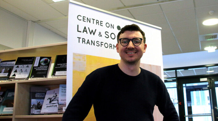 Senteret LawTransform ved Bergen ressurssenter for internasjonal utvikling inviterte onsdag til kaffe og croissant for å diskutere falske nyheter og falsk akademia. Erik Knudsen er postdoc ved Infomedia ved UiB. (Foto: Tor H. Monsen) Senteret LawTransform ved Bergen ressurssenter for internasjonal utvikling inviterte onsdag til kaffe og croissant for å diskutere falske nyheter og falsk akademia. Erik Knudsen er postdoc ved Infomedia ved UiB. (Foto: Tor H. Monsen)