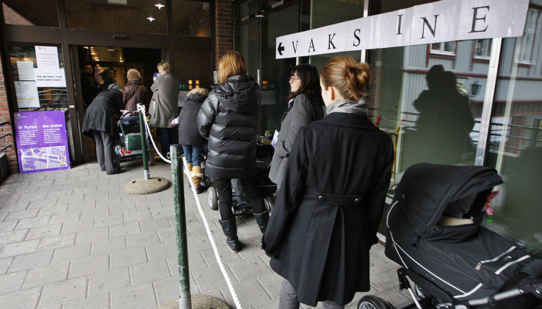 I 2009 sto folk i kø på Tøyensenteret i Oslo for å få vaksine mot den nye typen influensa A(H1N1), også kalt svineinfluensa. Svensk forskning tyder på at foreldre er mer troende til å vaksinere seg dersom de får høre at virussykdom kan være farlig for familien deres. (Foto: Erlend Aas/NTB Scanpix) I 2009 sto folk i kø på Tøyensenteret i Oslo for å få vaksine mot den nye typen influensa A(H1N1), også kalt svineinfluensa. Svensk forskning tyder på at foreldre er mer troende til å vaksinere seg dersom de får høre at virussykdom kan være farlig for familien deres. (Foto: Erlend Aas/NTB Scanpix)