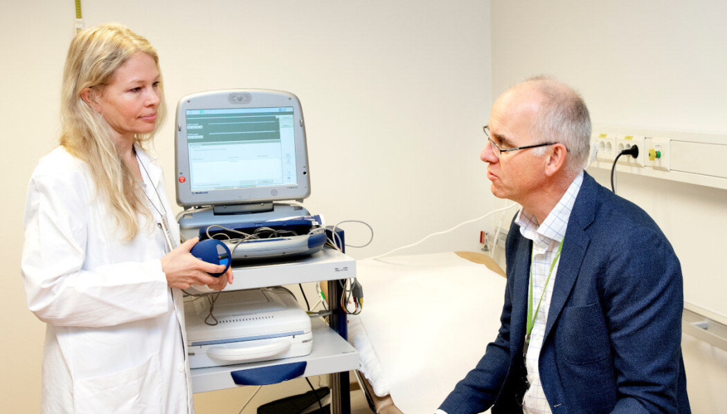 Petter Andresen er inne på kontroll hos lege og forsker Gunn Marit Traaen. Han har en brikke under huden som registrerer hjerterytmen. (Foto: Kristin Svorte, Nasjonalforeningen for folkehelsen) Petter Andresen er inne på kontroll hos lege og forsker Gunn Marit Traaen. Han har en brikke under huden som registrerer hjerterytmen. (Foto: Kristin Svorte, Nasjonalforeningen for folkehelsen)