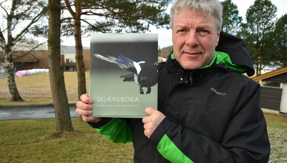 Magne Husby med Norges første forskningsbaserte bok om skjæra. (Foto: Bjørnar Leknes)