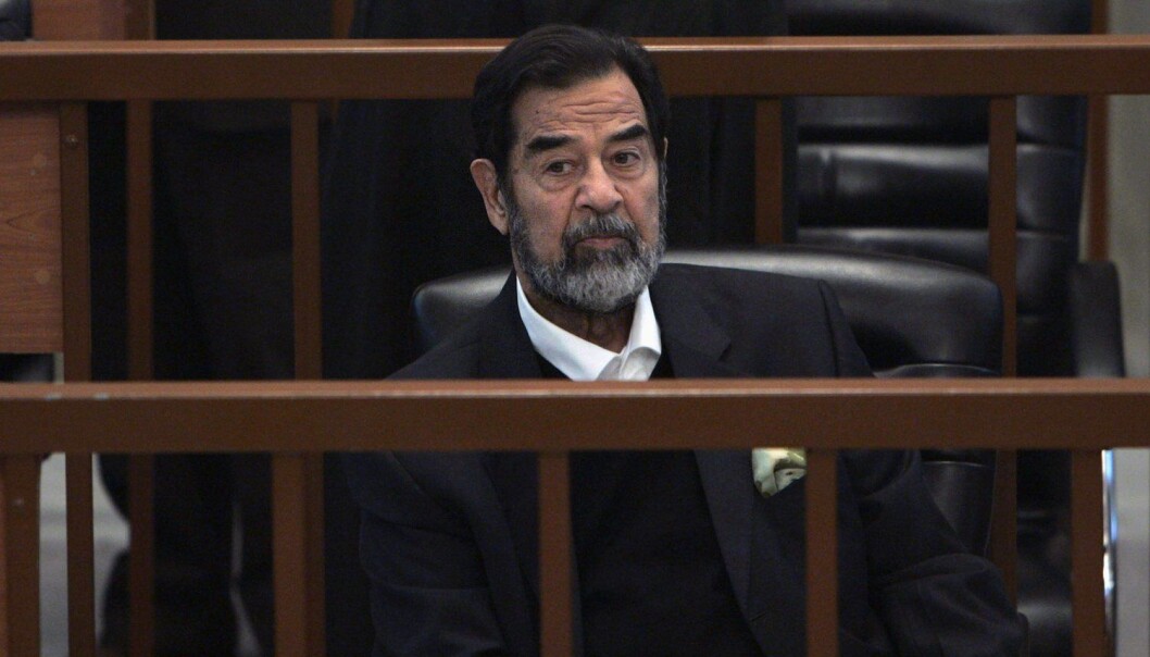 Bildet viser Iraks tidligere president, Saddam Hussein som ble i 2006 stilt for retten for forbrytelser mot menneskeheten. Hussein hadde lenge forsøkt å produsere atomvåpen, men lyktes aldri. (Foto: Reuters/Chris Hondros/Pool/NTB Scanpix) Bildet viser Iraks tidligere president, Saddam Hussein som ble i 2006 stilt for retten for forbrytelser mot menneskeheten. Hussein hadde lenge forsøkt å produsere atomvåpen, men lyktes aldri. (Foto: Reuters/Chris Hondros/Pool/NTB Scanpix)