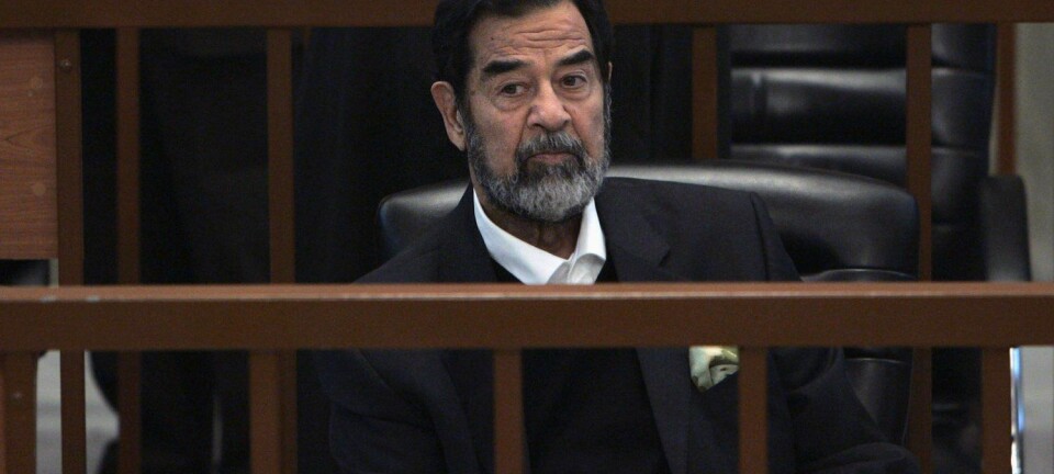 Bildet viser Iraks tidligere president, Saddam Hussein som ble i 2006 stilt for retten for forbrytelser mot menneskeheten. Hussein hadde lenge forsøkt å produsere atomvåpen, men lyktes aldri.   (Foto: Reuters/Chris Hondros/Pool/NTB Scanpix)